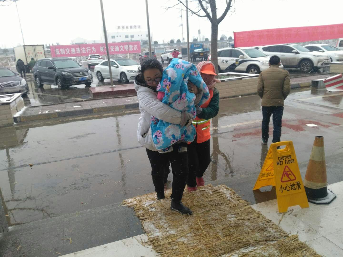 2.母子行路难,保洁献关爱.jpg 2.母子行路难,保洁献关爱.jpg