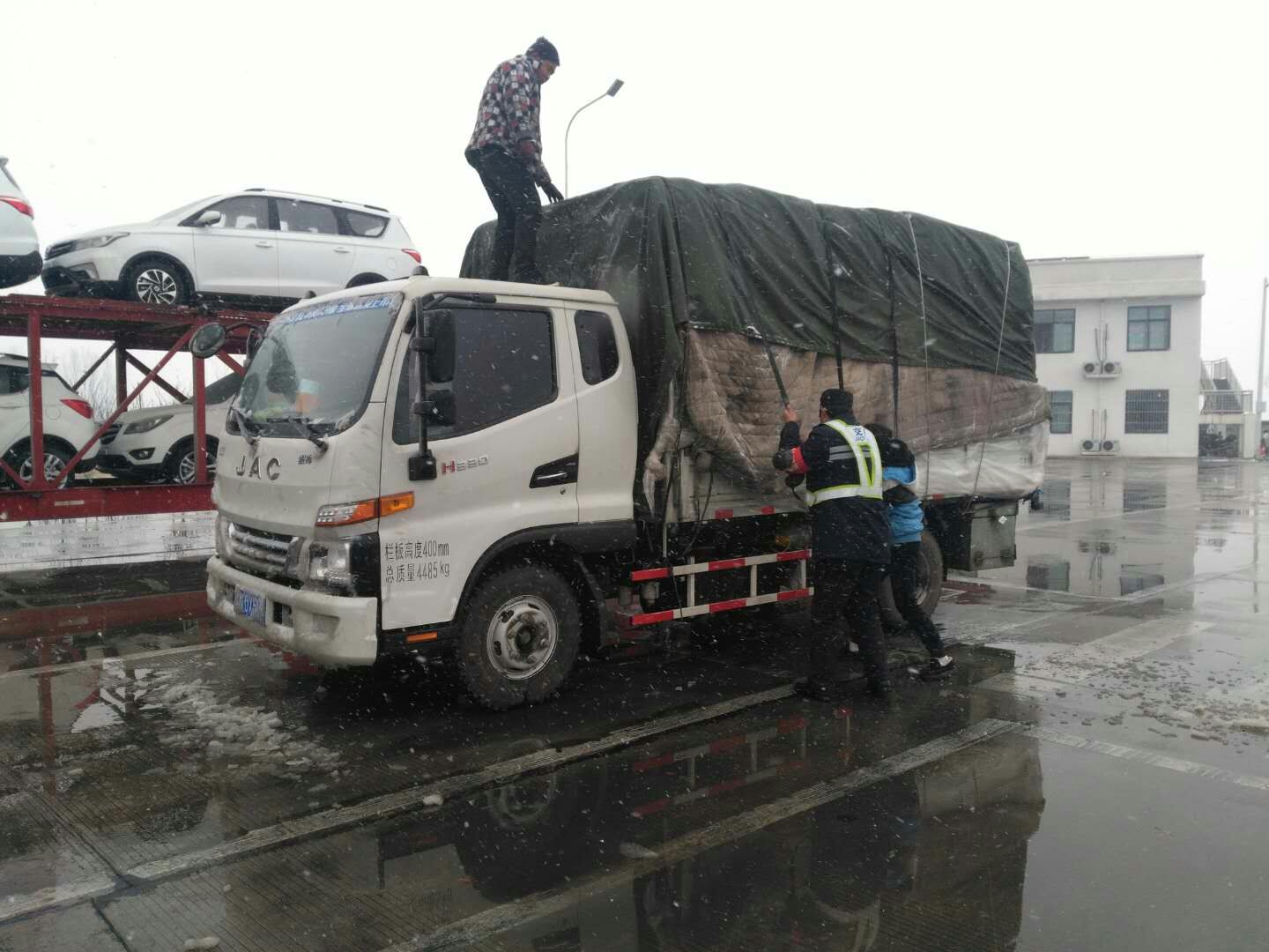 3.雪中的身影.jpg 3.雪中的身影.jpg