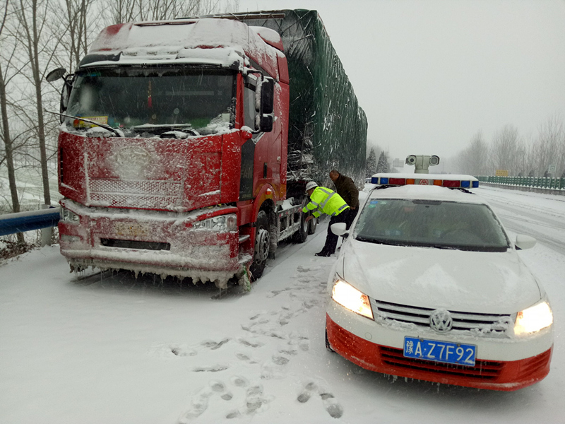 4.4.大雪纷飞困高速 路政救援显真情.jpg 4.4.大雪纷飞困高速 路政救援显真情.jpg