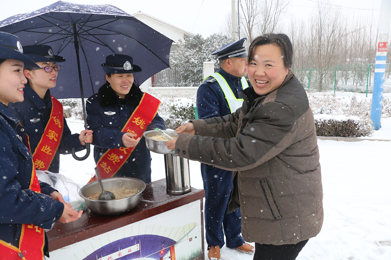 5.一碗热饭暖人心.jpg 5.一碗热饭暖人心.jpg