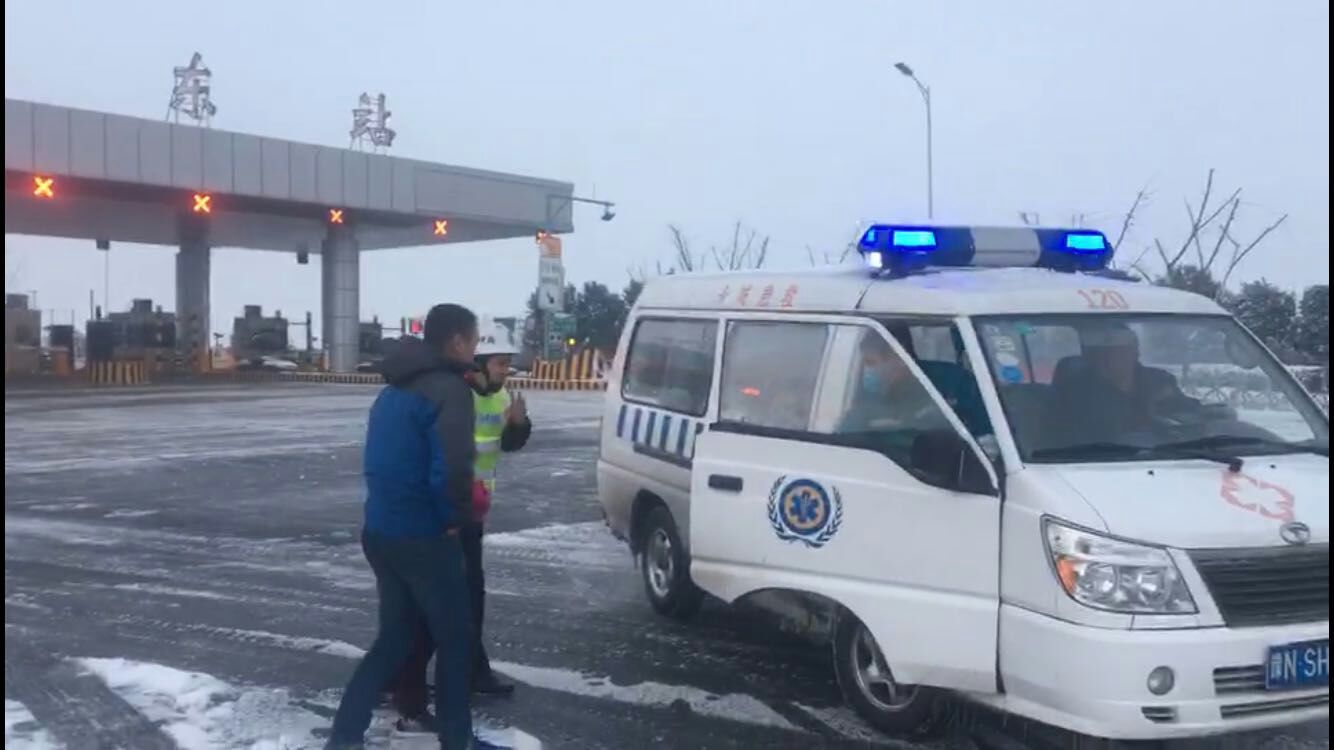 6.巡逻车秒变“救护车”.jpg 6.巡逻车秒变“救护车”.jpg