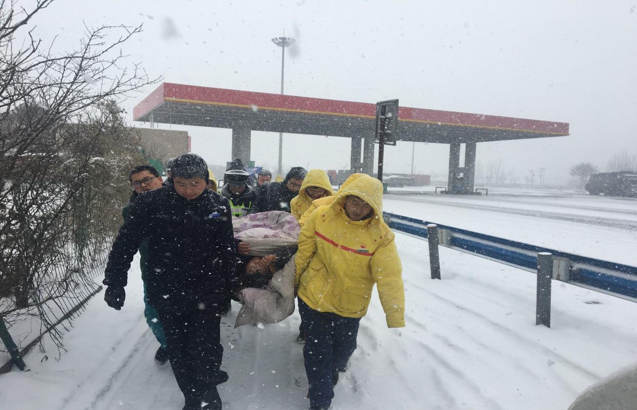 渑池西南救助受伤司乘人员5.jpg 渑池西南救助受伤司乘人员5.jpg