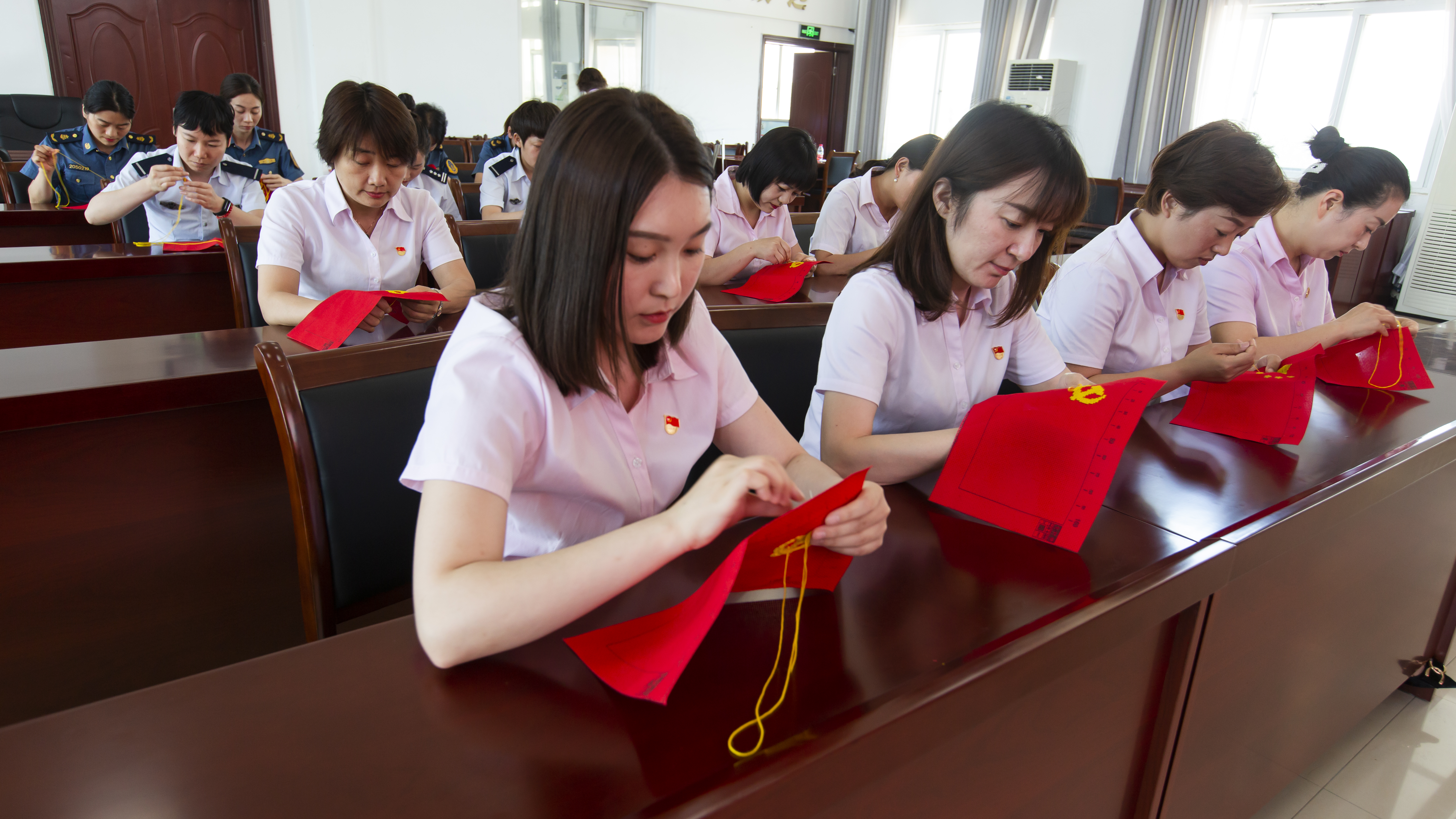 6.23中原绣红旗.jpg