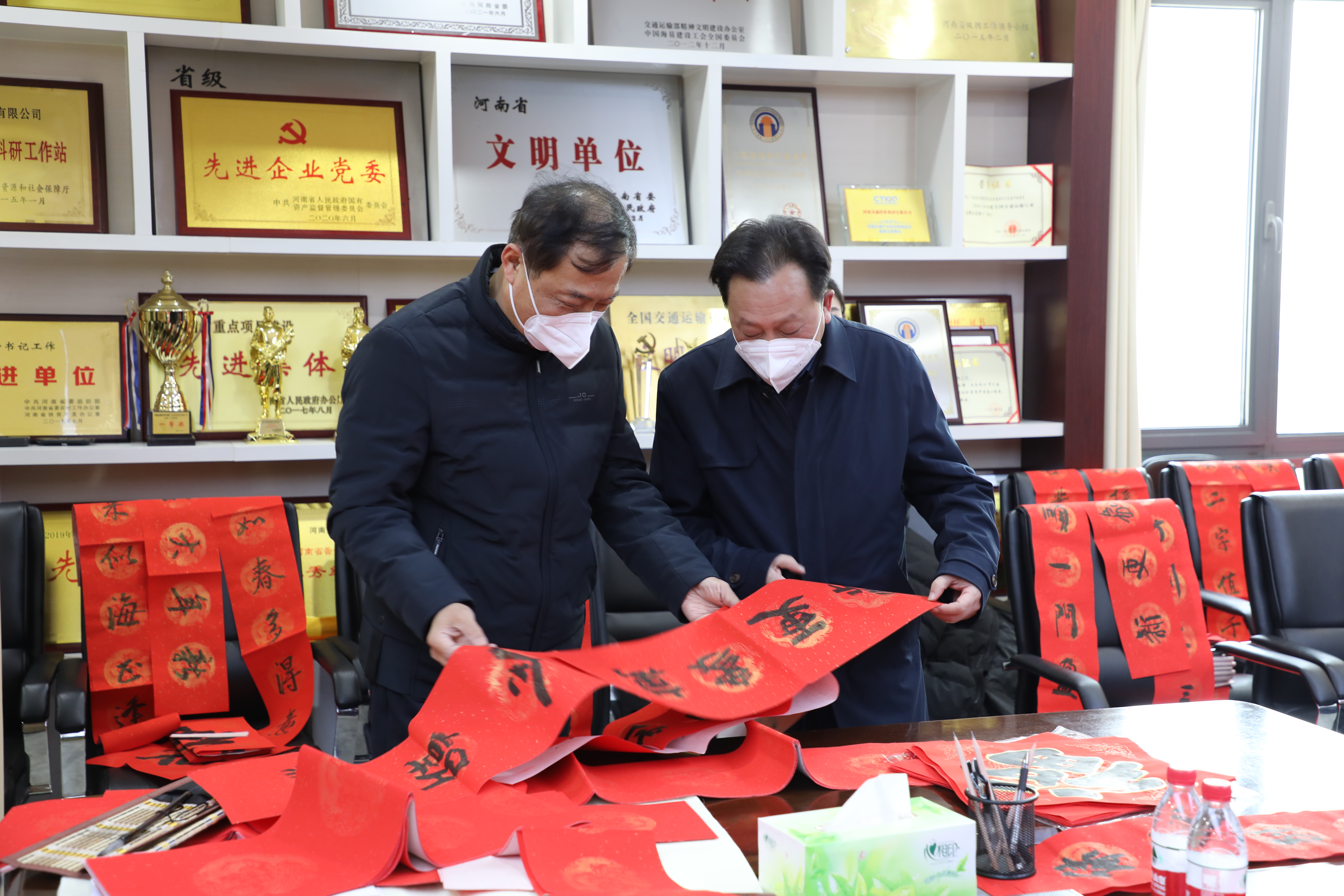 马主席、王书记观看写好的春联 (3).JPG