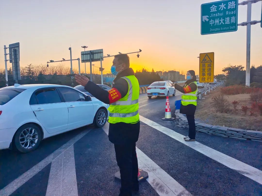 高速公路运行平稳，护航群众平安出行。.jpg