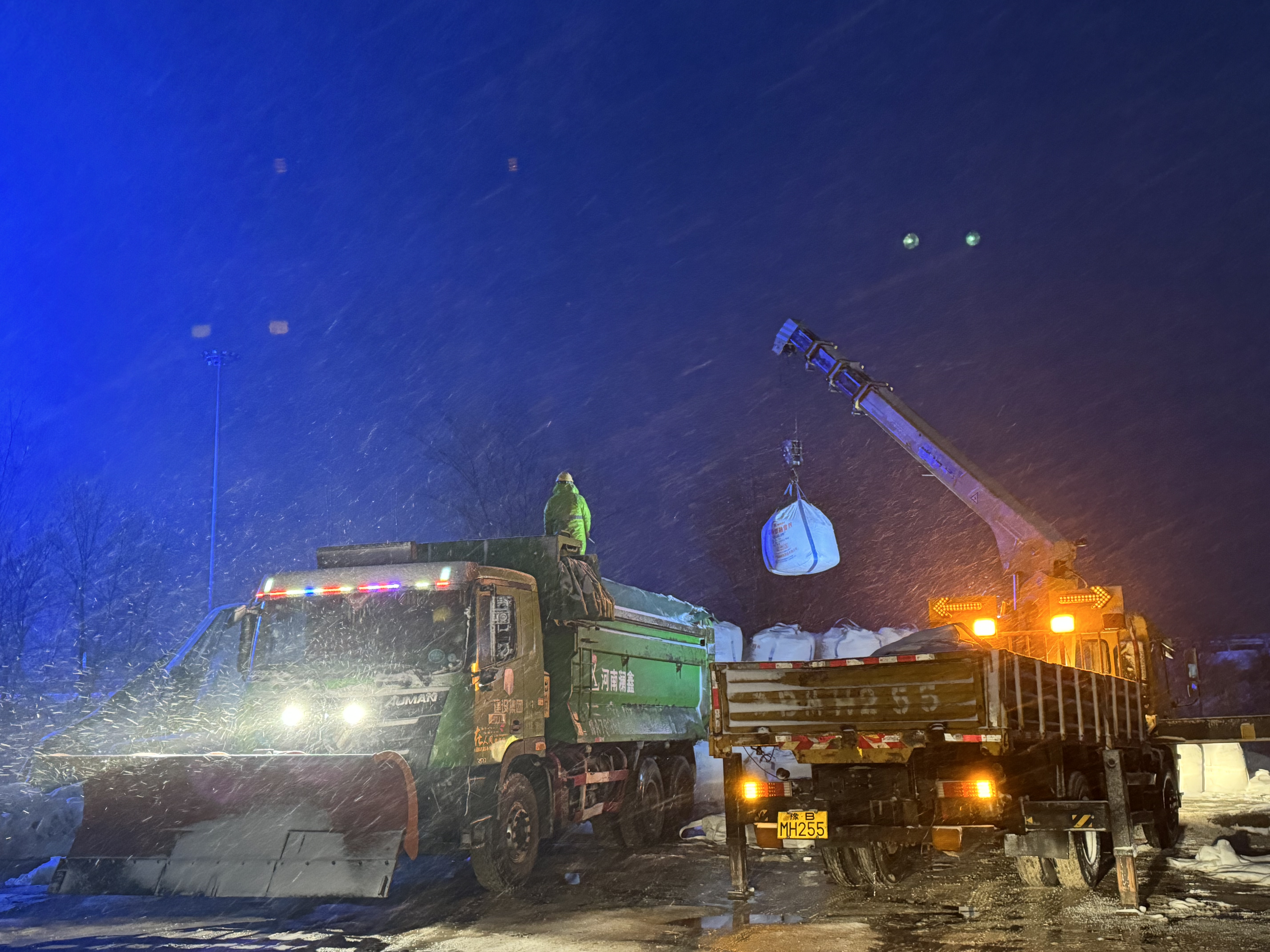 1月31日晚，建设集团豫东公司民权项目部除雪班组吊装融雪剂。（拍摄者：段贝贝）.jpg