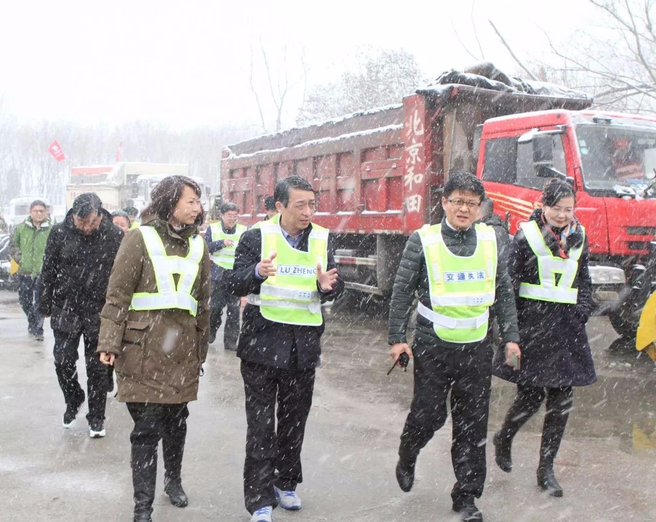 集团副总经理代建伟深入一线督导除雪保通