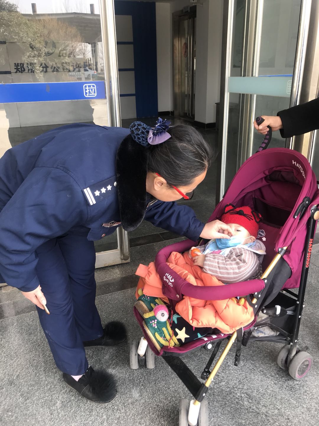 郑漯许昌北收费站救助一名乘坐过路长途汽车又下错站的年轻妇女.jpg