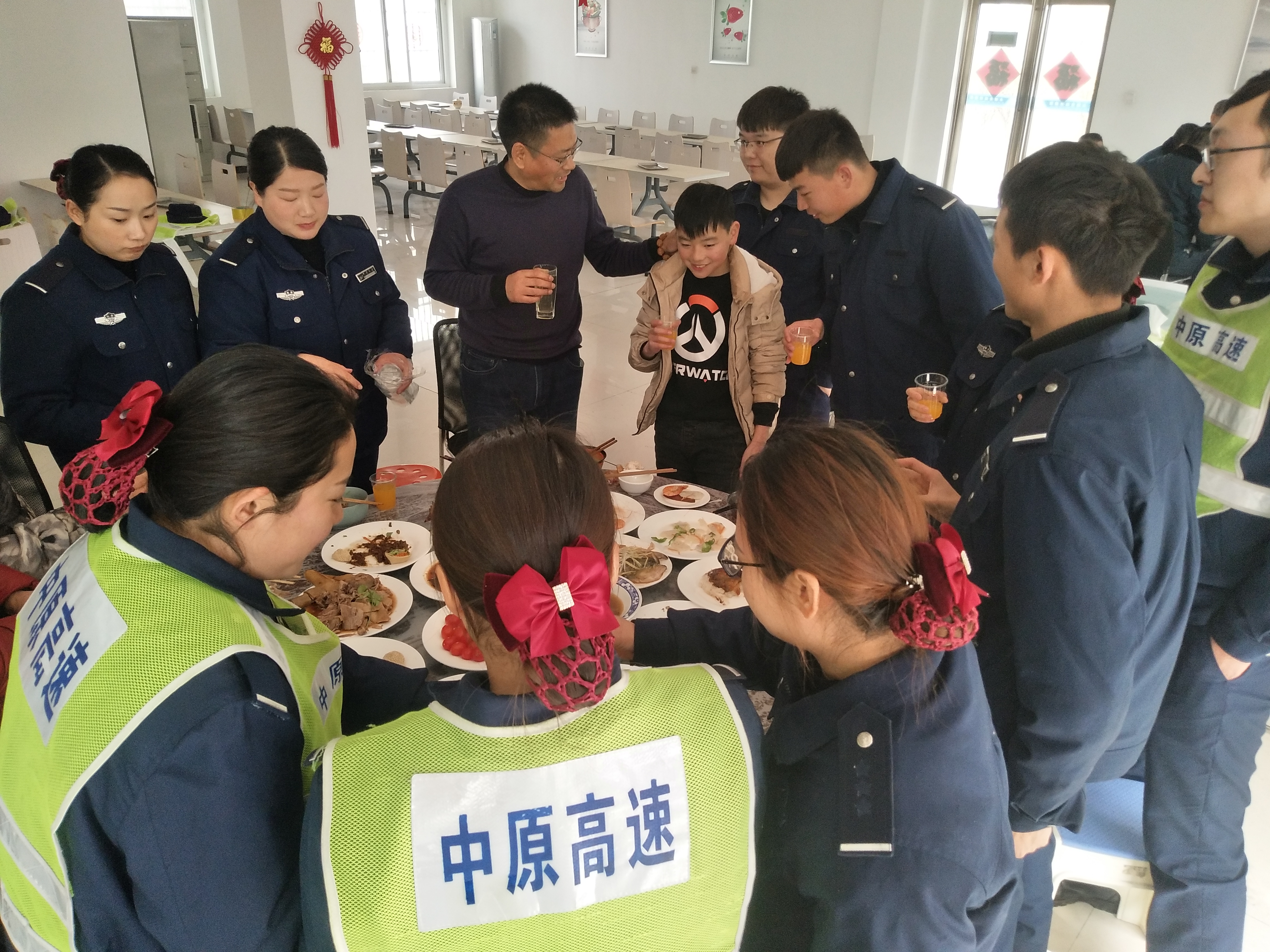 和“迷路男孩”一起吃初一团圆饭 (1)[1].jpg