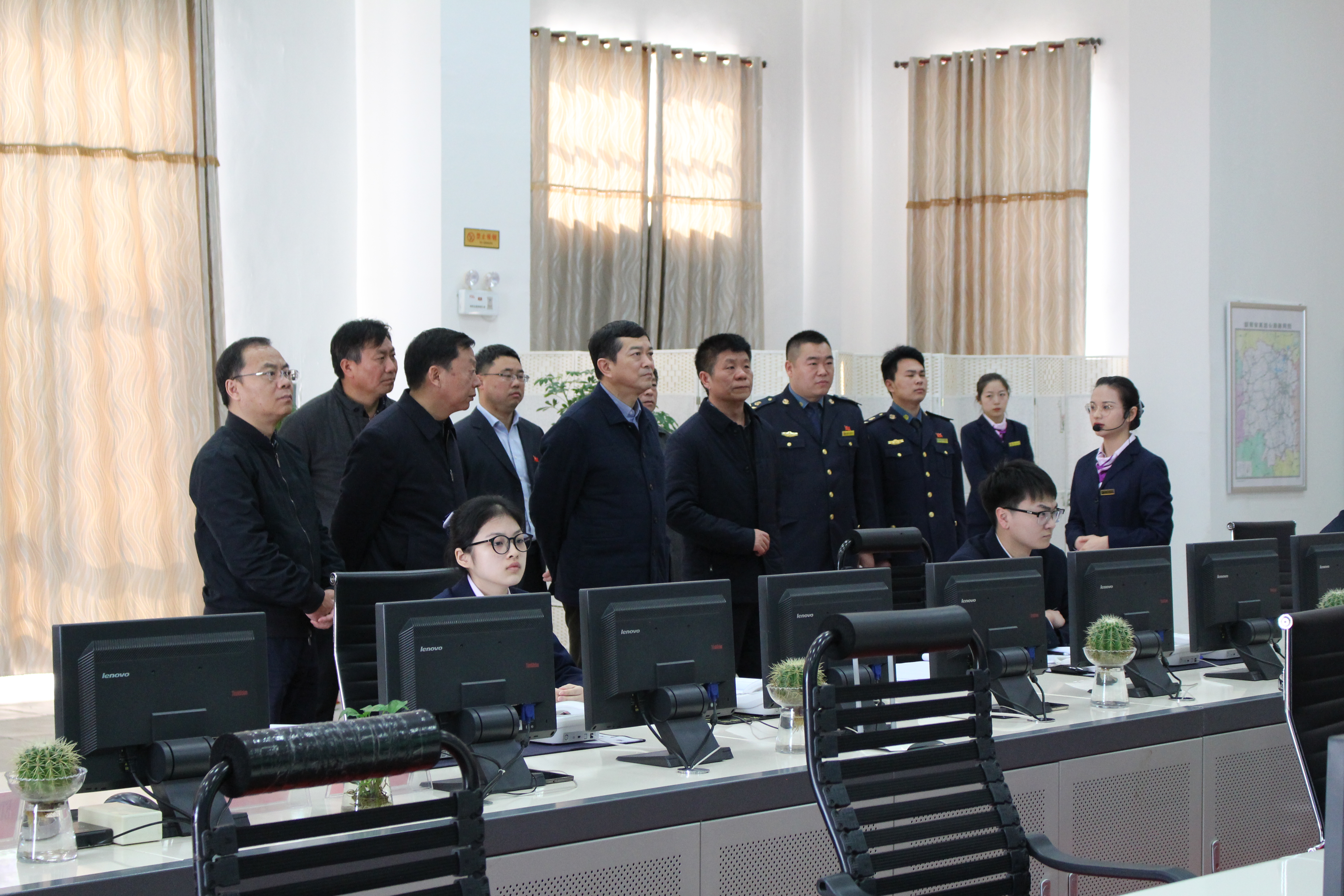 程董事长视察监控中心.JPG