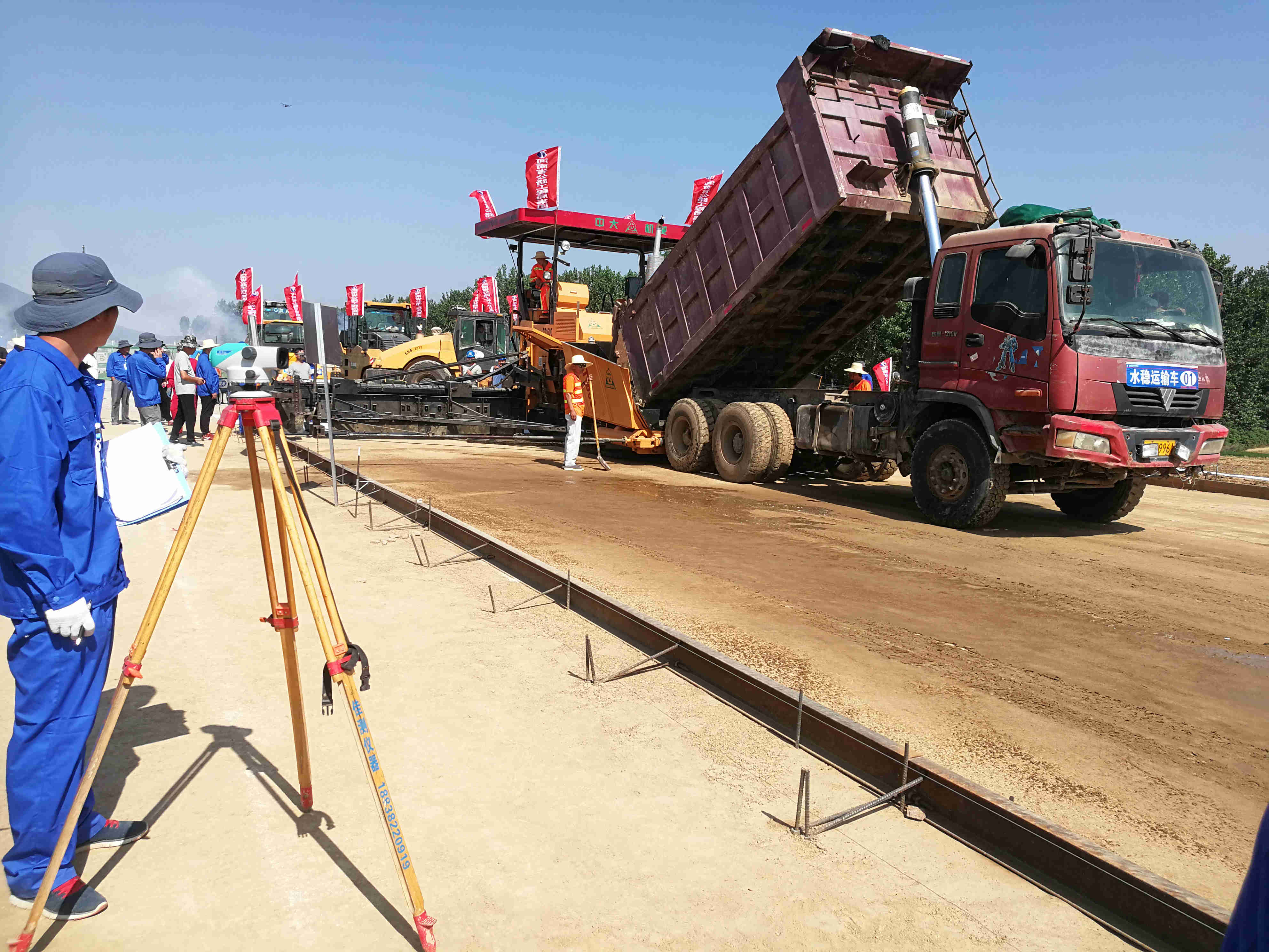 周南项目首段路面底基层试验段开工