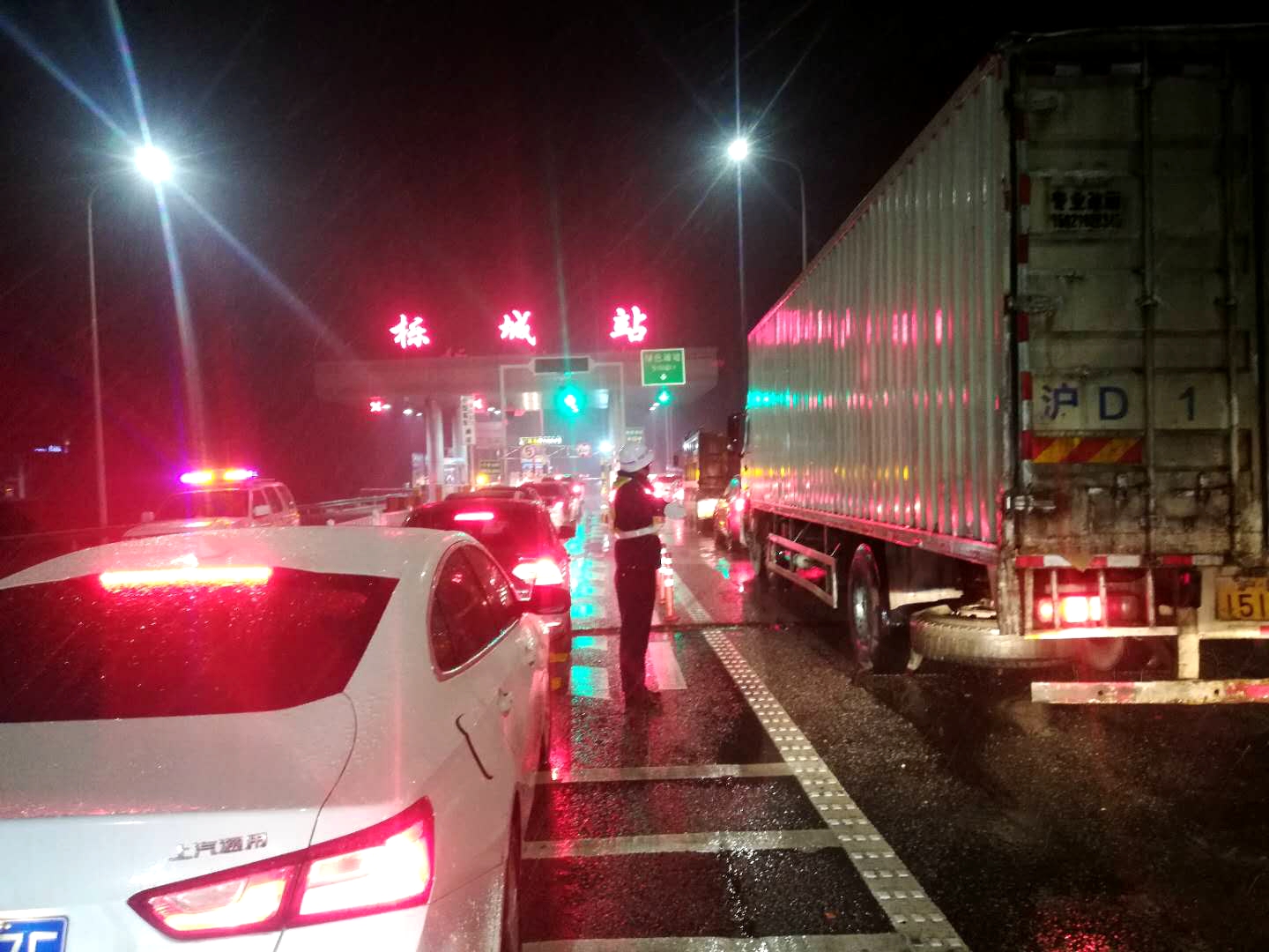 1月30日夜，高发公司栎城站，路政人员紧张疏导车辆下站。.jpg