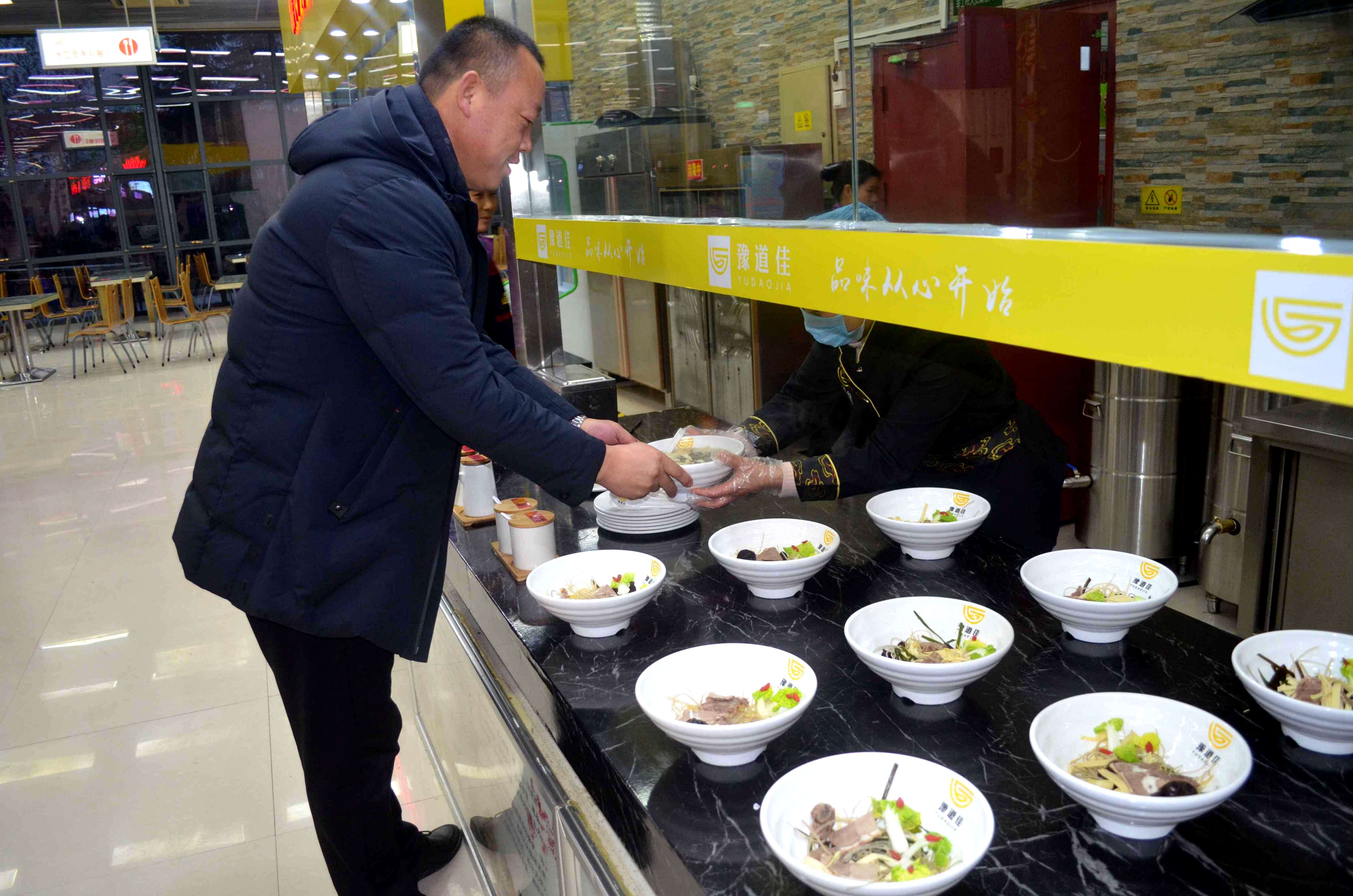 信阳服务区推出餐饮自主品牌“豫道佳”烩面.jpg