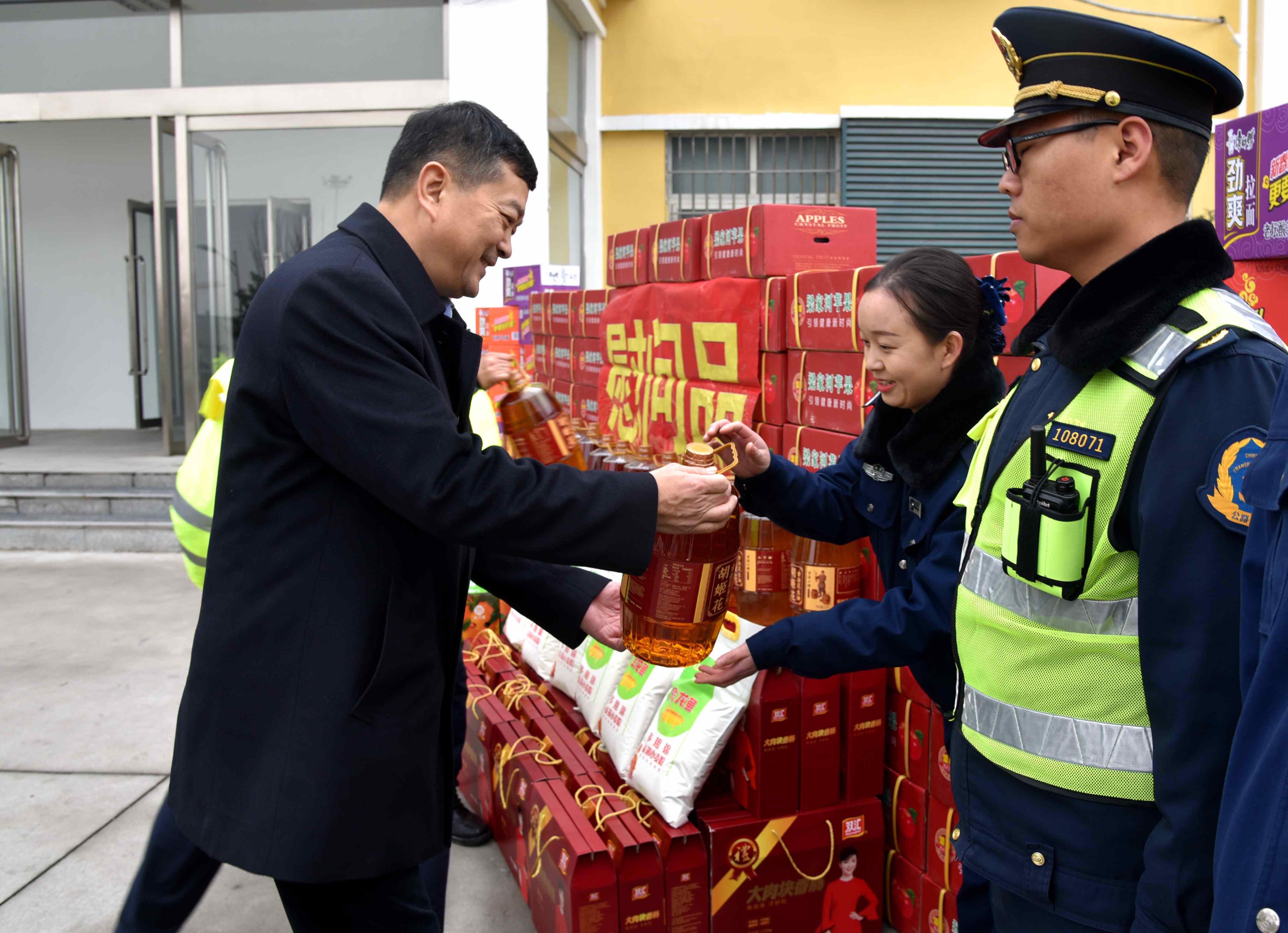 集团党委书记程日盛深到中原航空港分公司郑州南收费站慰问2020.1.16_副本.jpg