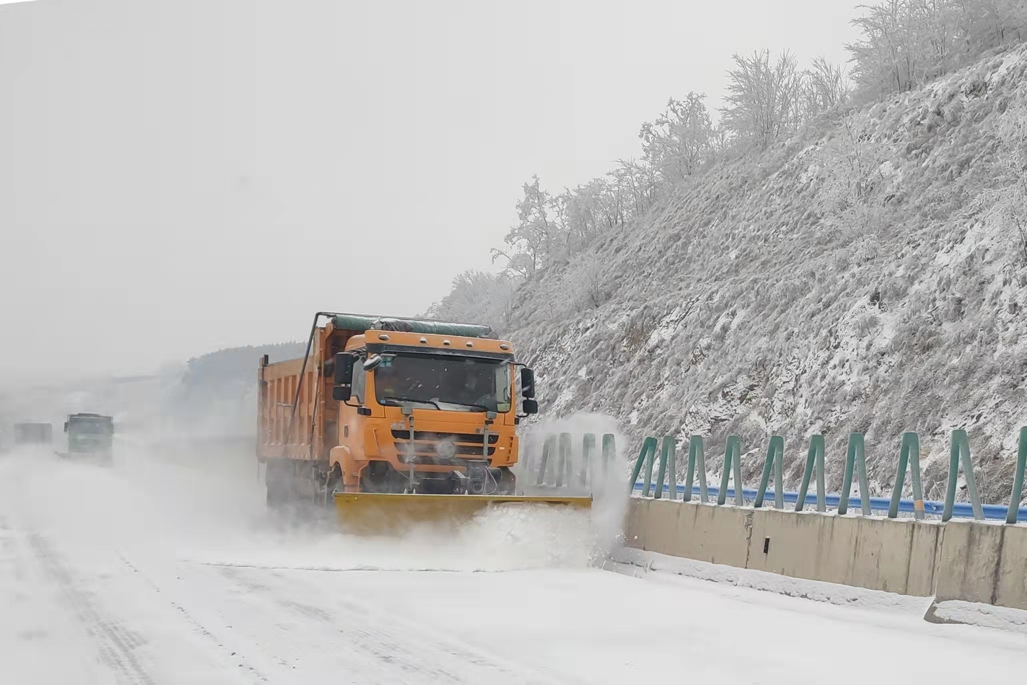 建设集团除雪.jpg