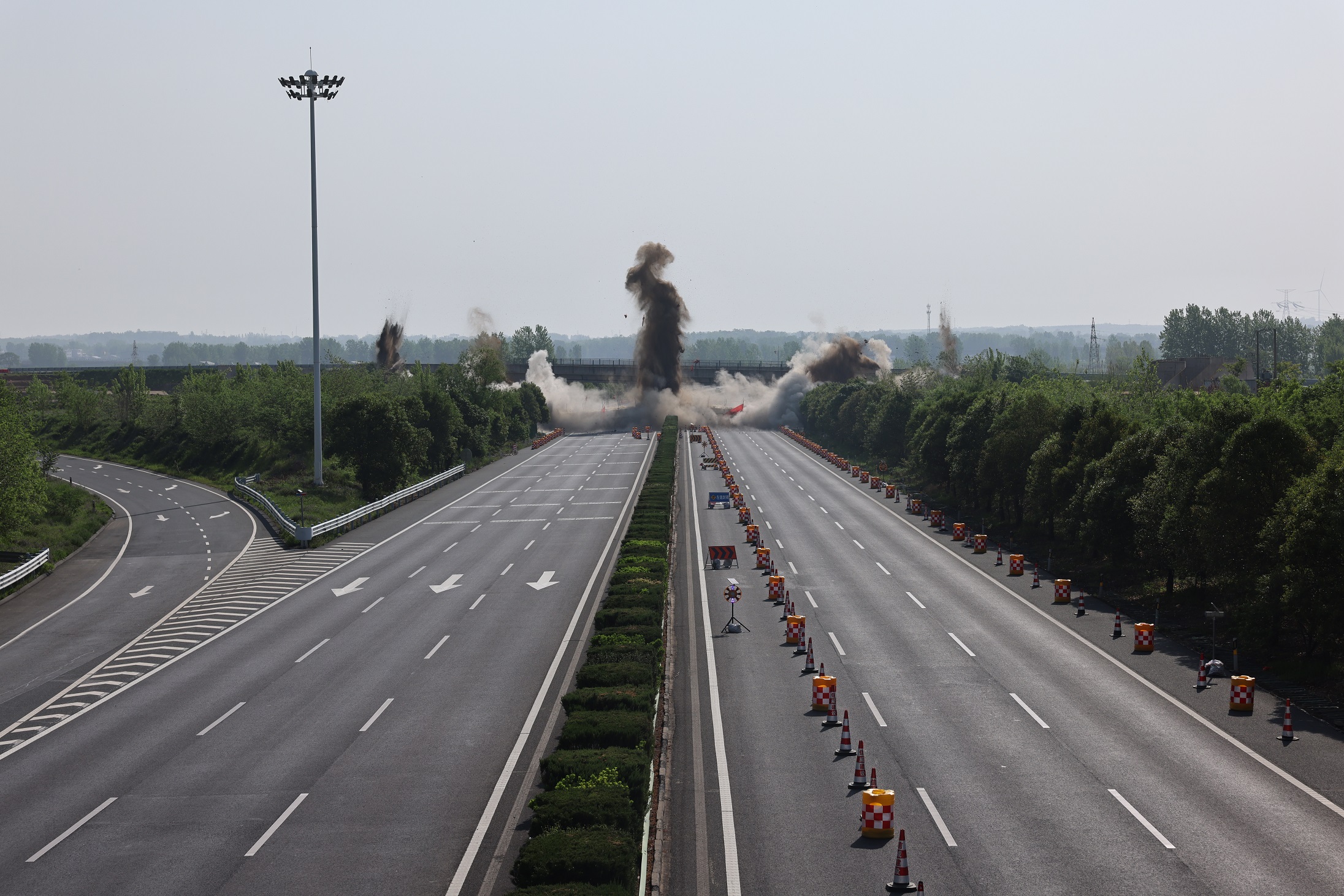 明鸡高速王岗枢纽互通旧天桥爆破拆除圆满完成