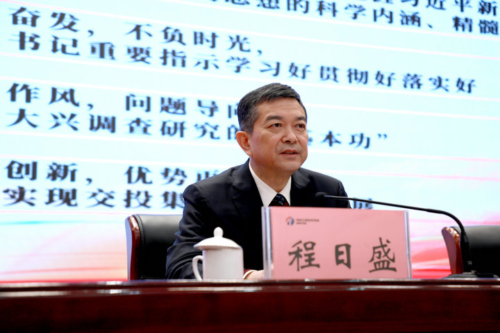 程董事长讲课.jpg 程董事长讲课.jpg