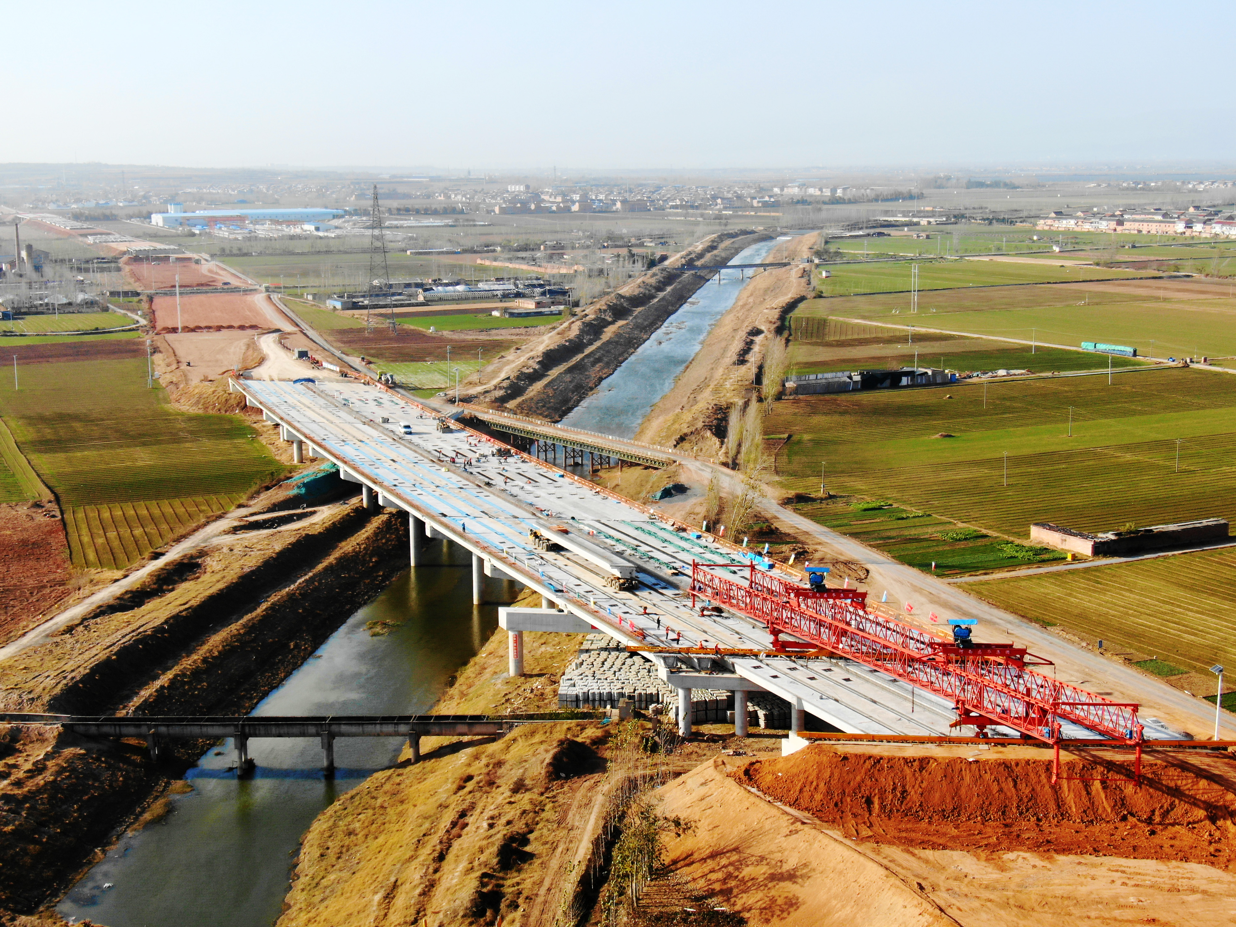 沿黄高速蟒改河大桥箱梁全部架设完成 - 河南交通投资集团