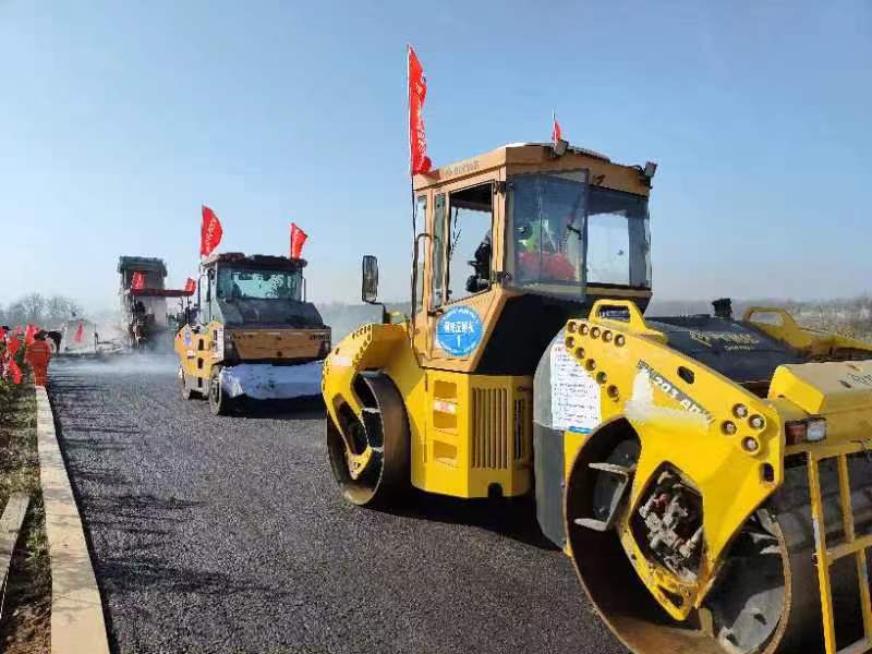 明鸡高速一标沥青下面层试验段全线首铺顺利完成