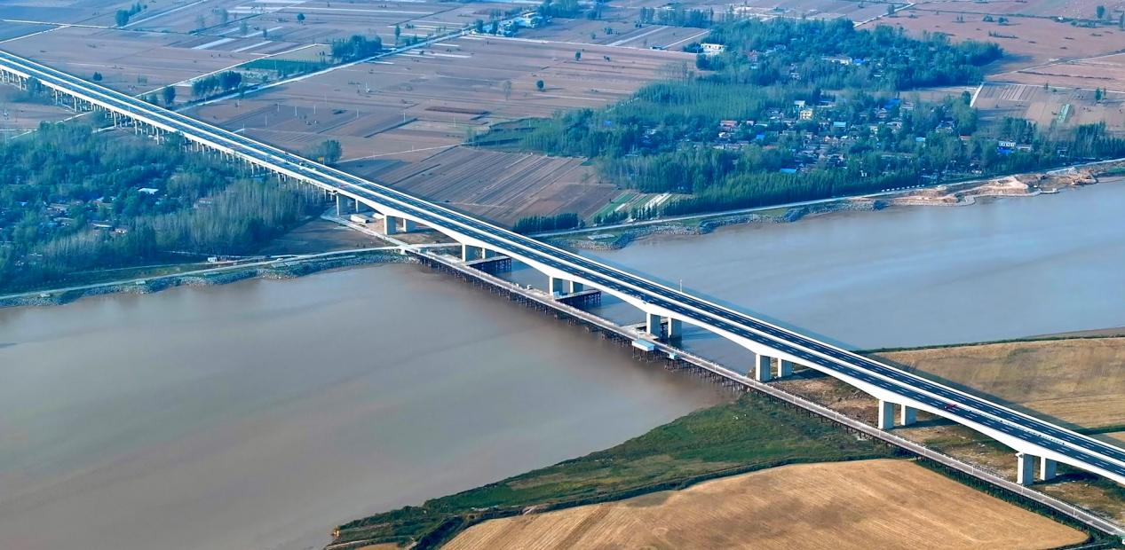 阳新高速黄河特大桥（濮阳段二期）横跨黄河.png