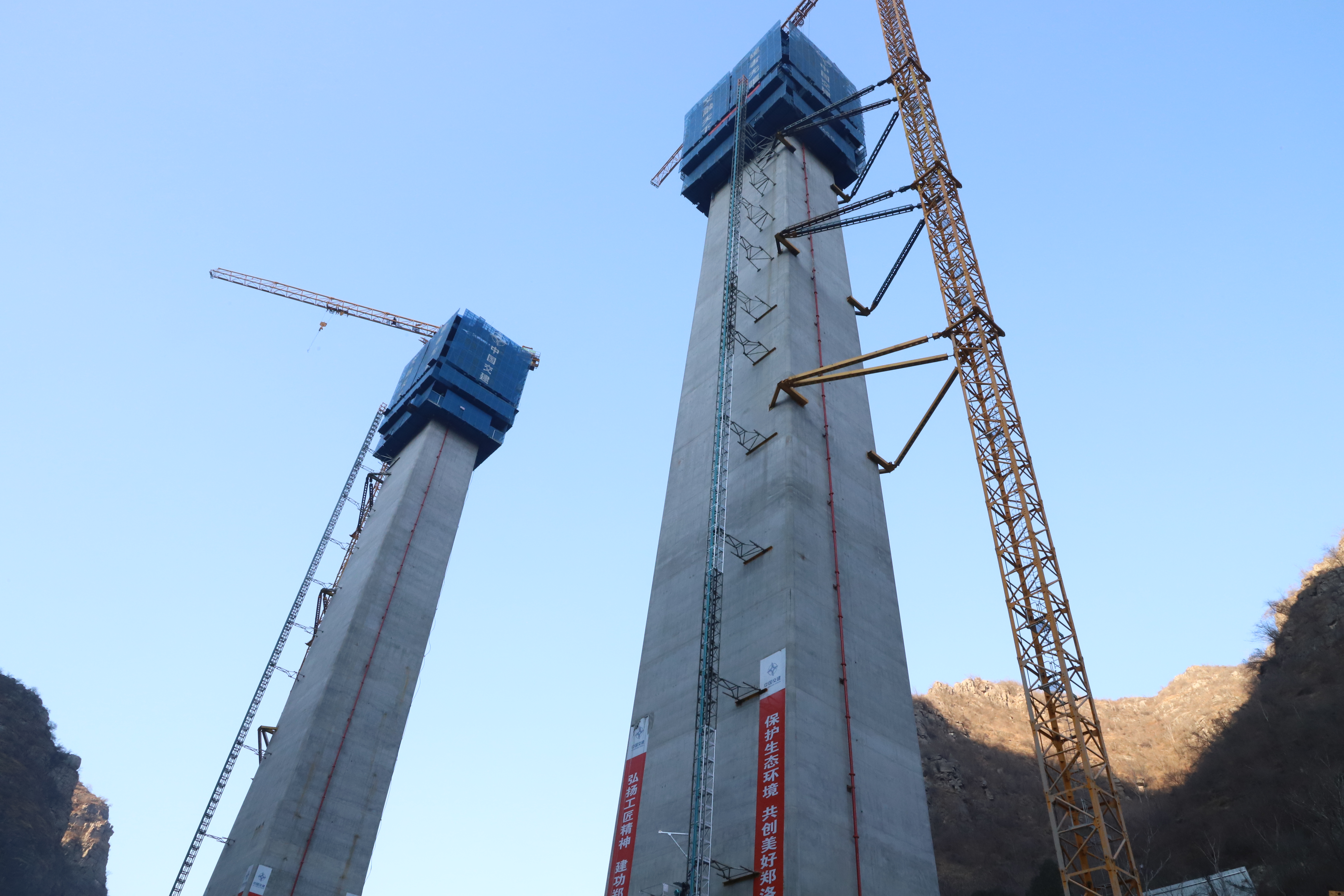 1-郑洛高速ZLGSTJ-3标段后寺河特大桥超高“A”型索塔左幅下塔柱(91.5m)顺利浇筑完成1.jpg 1-郑洛高速ZLGSTJ-3标段后寺河特大桥超高“A”型索塔左幅下塔柱(91.5m)顺利浇筑完成1.jpg