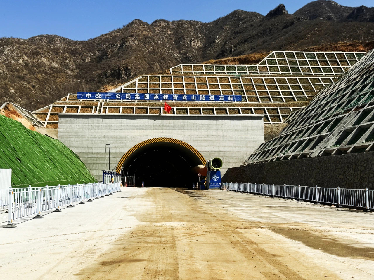 9-郑洛高速全线最长隧道-青龙山隧道出口左右洞各突破1000米大关1.jpg