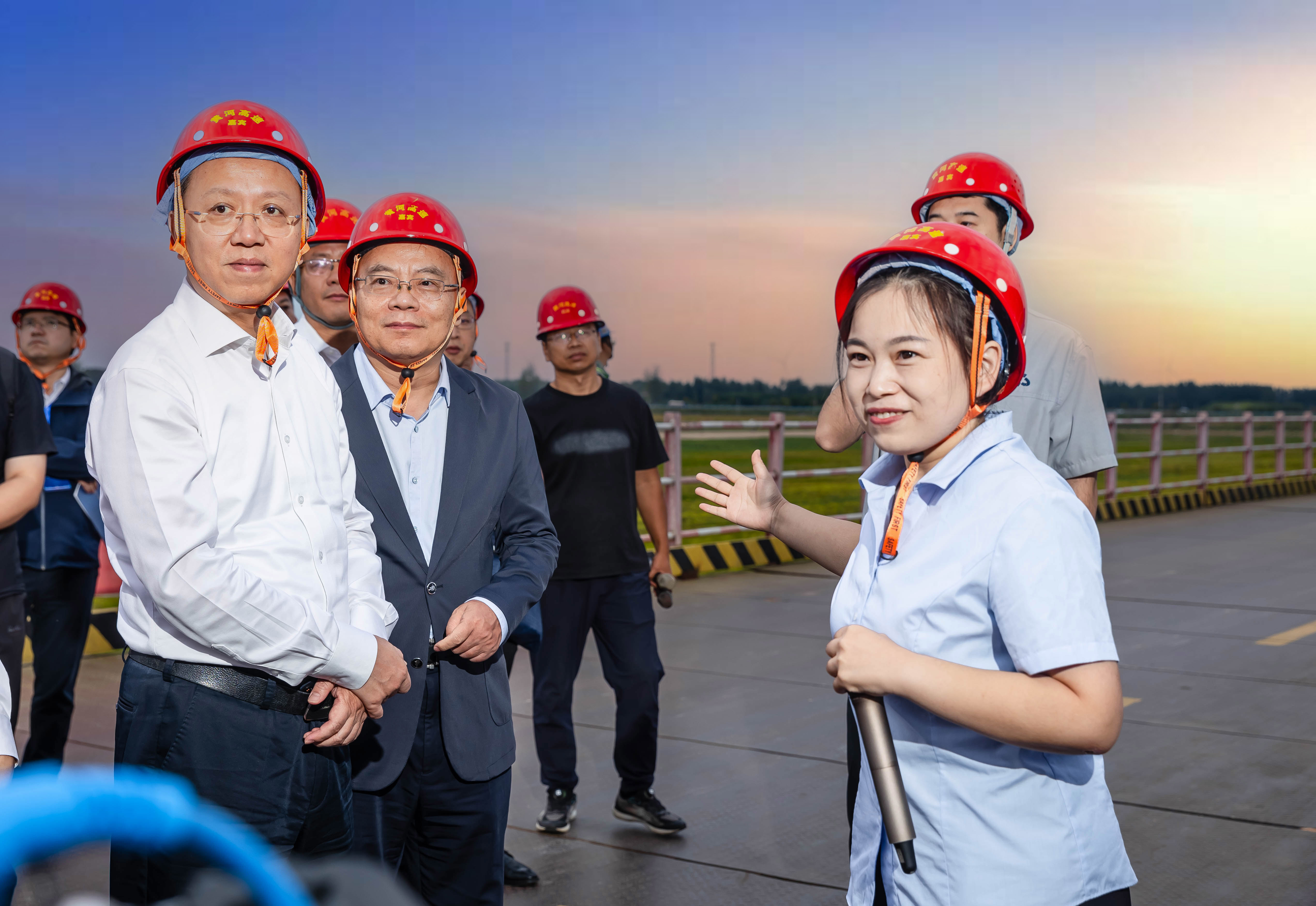 新质生产力赋能公路交通高质量发展和高水平安全高端座谈会在郑州举行1.jpg