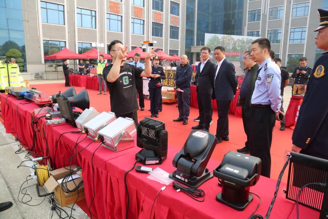 南阳分公司联合大疆、高德等科技企业举办高速公路应急装备展.jpg