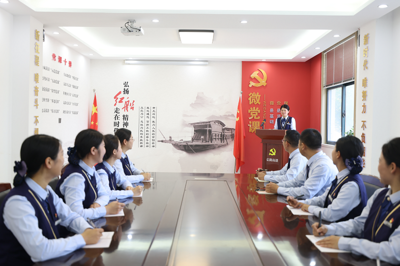信阳收费站利用业务学习日开设“导游式”收费员专题培训班_1.PNG